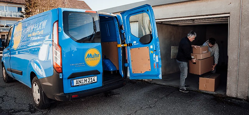 Transporter mieten Plauen - Männer beladen Mietfahrzeug mit Umzugskartons