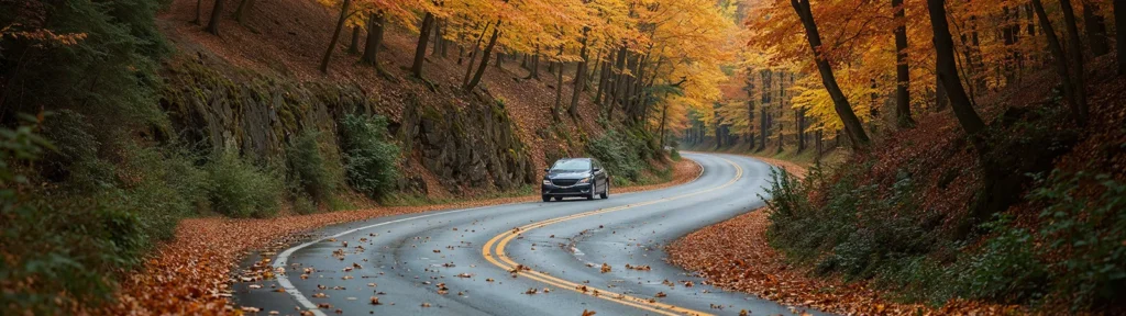 Herbstwanderungen Deutschland - Mietauto fährt durch herbstliche Landschaft
