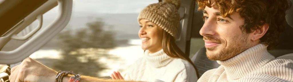 Winterwanderungen Deutschland - Paar sitzt warm angezogen in einem Auto