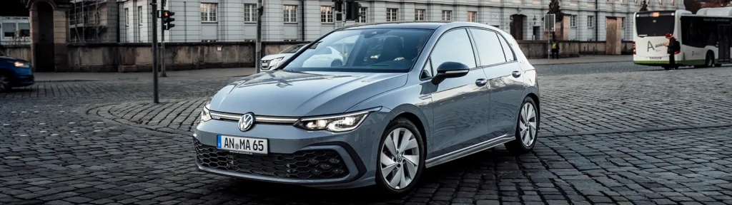 Wochenendtrip Deutschland - Graues Auto auf einem öffentlichen Platz eines Urlauborts