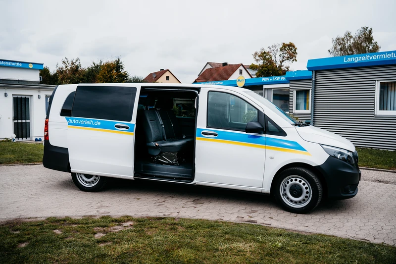 Familien Wochenendtrip - Muhr Mietwagen steht vor einer Muhr Mietstation