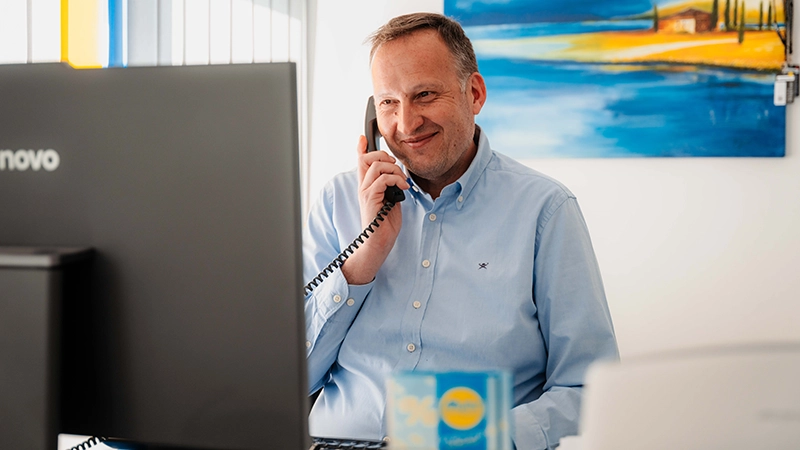 Umzugsfahrzeug Muhr Autoverleih - Muhr Mitarbeiter bei einem Kundengespräch am Telefon