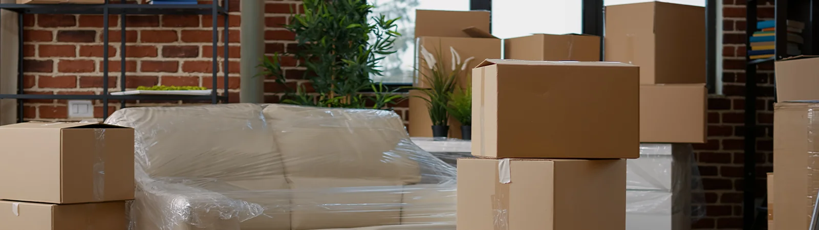 Größenvergleich Transporter - Umzugskartons und verpackte Möbel bereit für einen Umzug