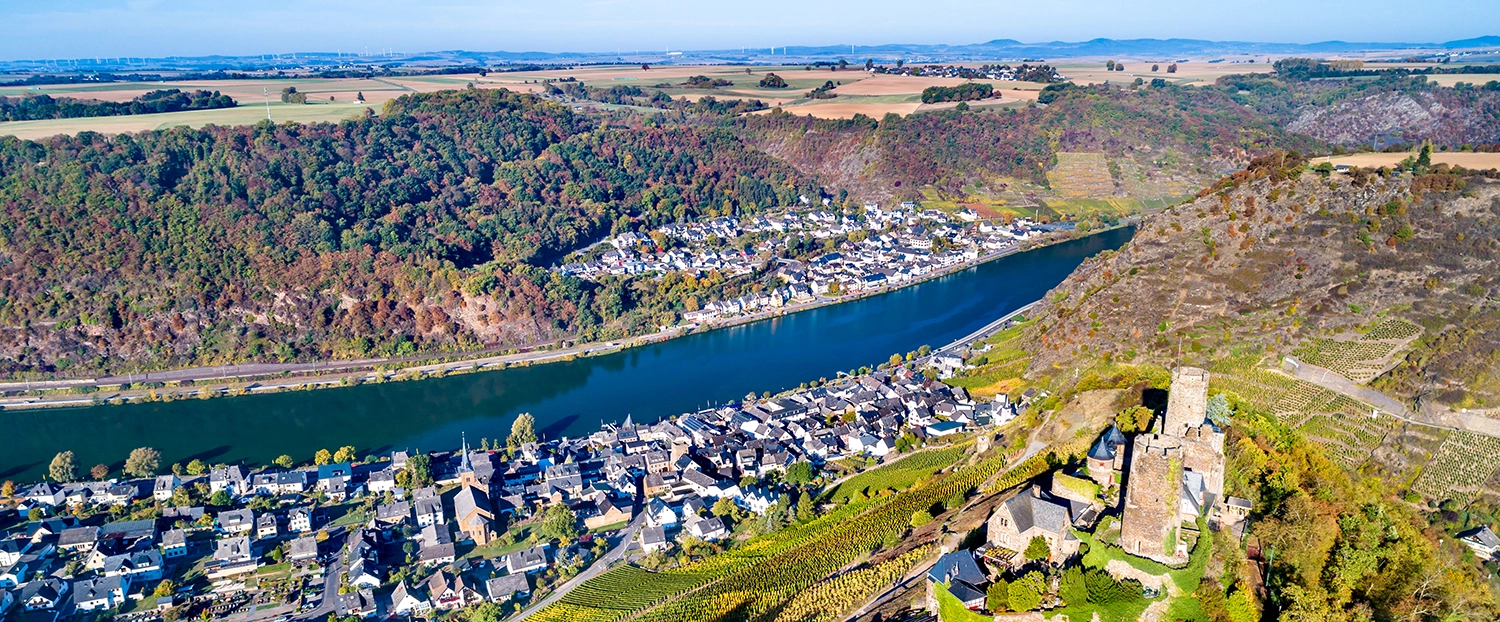 Roadtrip Deutschland - Stadt entlang eines Flusses
